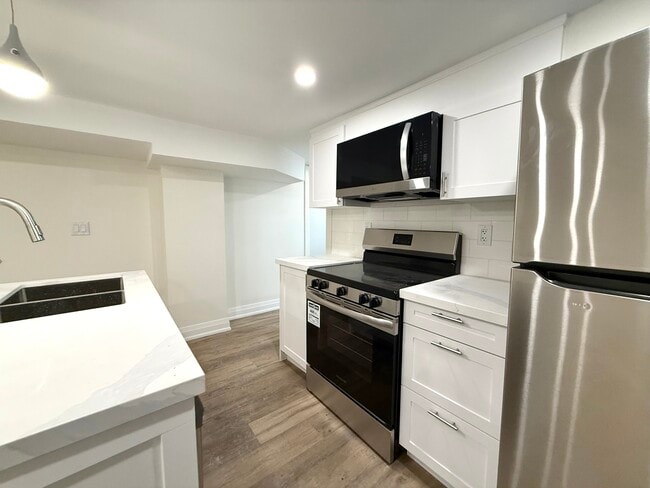 Building Photo - 967 Mohawk Rd E