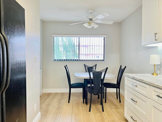 Foto del edificio - 4725 Lucerne Lakes Blvd E