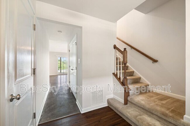 Building Photo - 2049 Elm Tree Ct