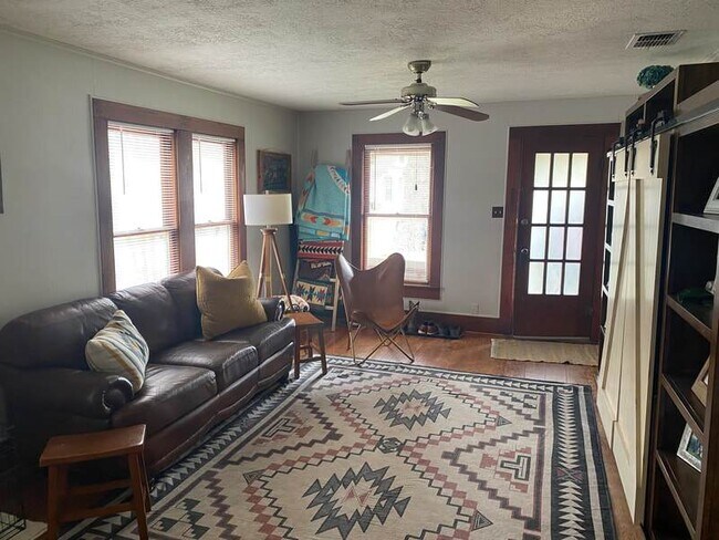 Building Photo - Super cute 2 bedroom!