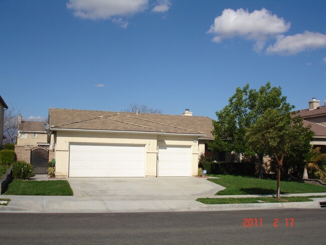 Building Photo - 3141 Thoroughbred St