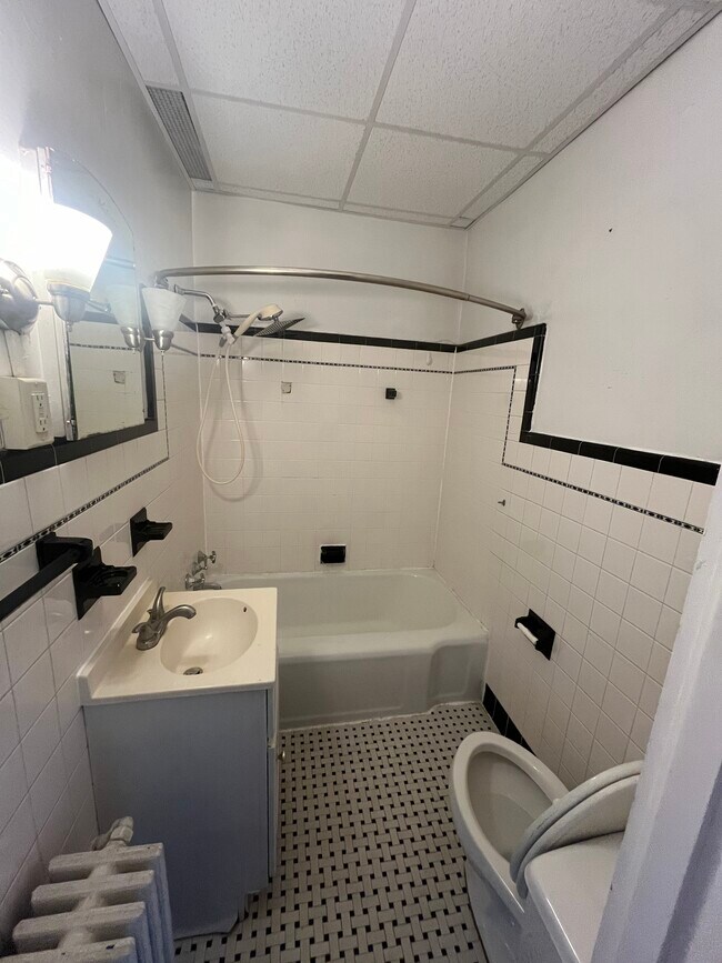 Foto del edificio - 1709 Tibbits Ave