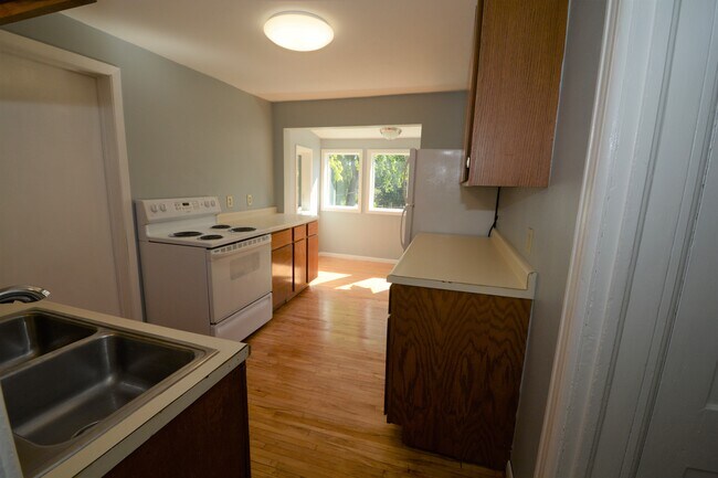 Kitchen - 1100 15th Ave SE
