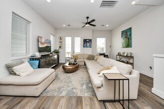 Building Photo - 3905 B Pinemont Dr