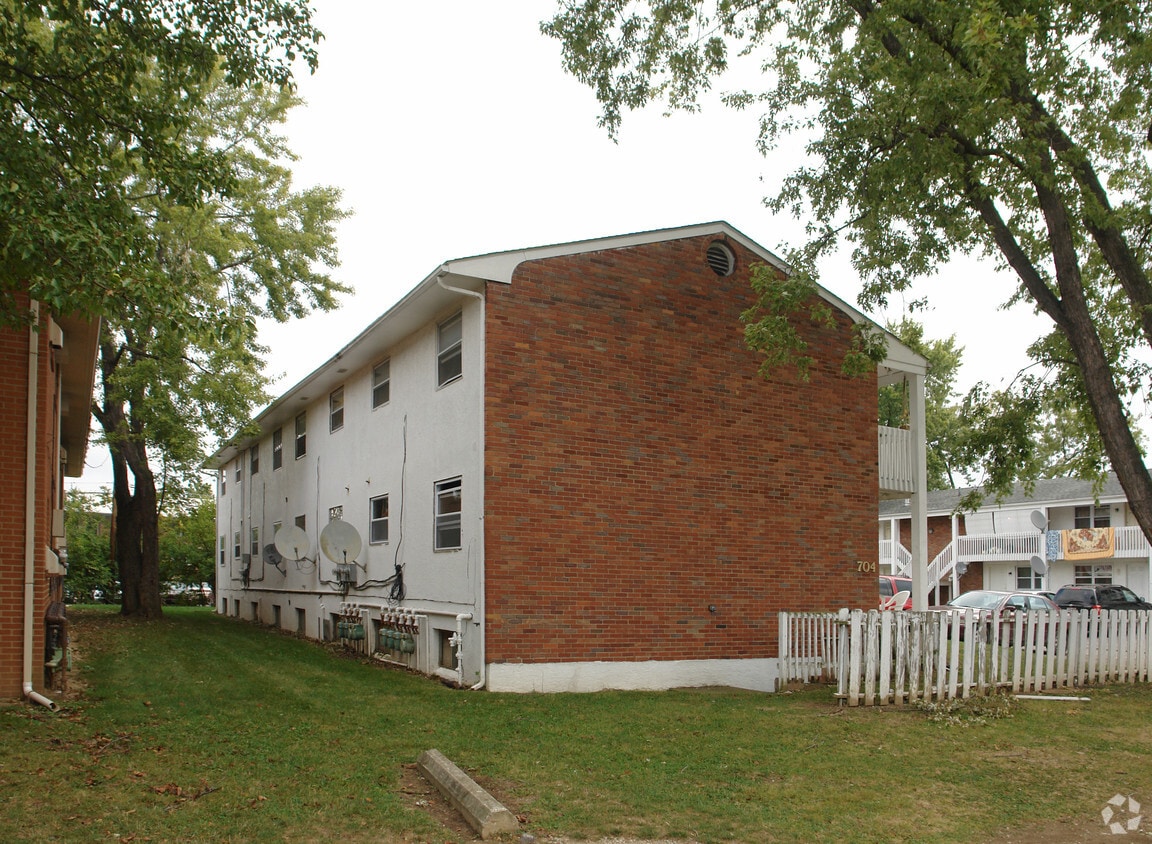 Building Photo - 704 Riverview Dr