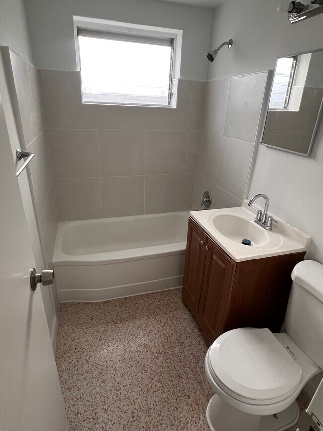 Baño - 790 81st St