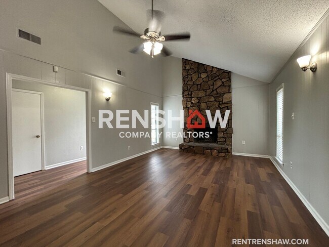Building Photo - Text the Leasing Team at 901-820-4367 to S...