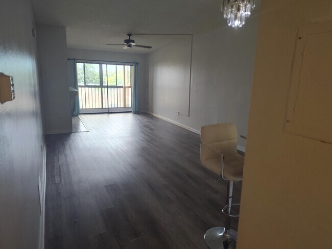 Fotografía del edificio - 2440 Winding Creek Blvd