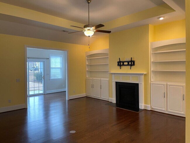 Foto del edificio - Beautiful 3 bedroom/2 bath home with sunroom and finished room over garage!