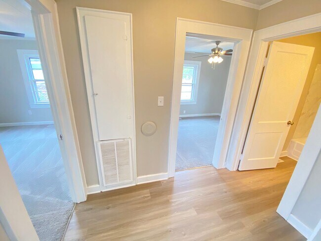 Building Photo - Fully Renovated 2nd/1ba Duplex off Rainbow...