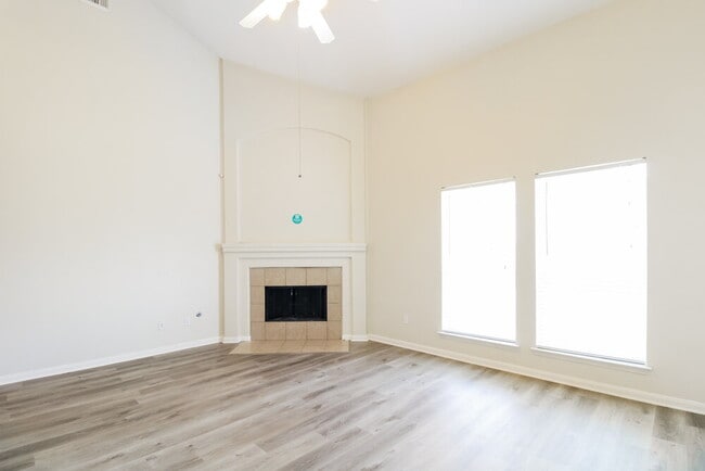 Building Photo - 10007 Barr Lake Dr
