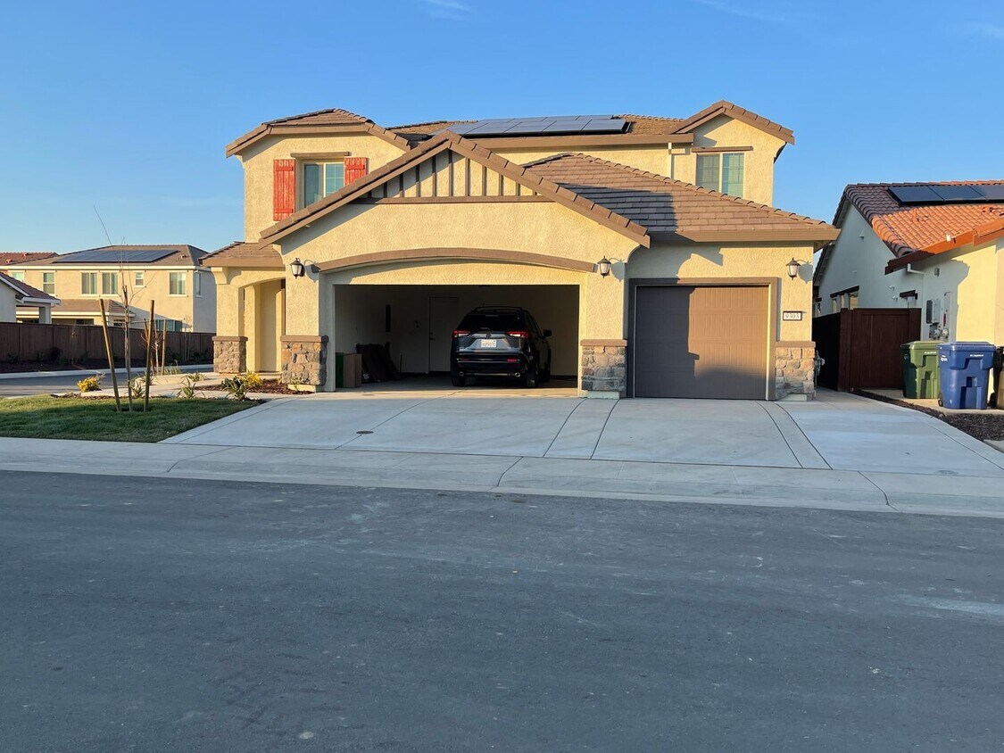 Foto principal - Brand New 4 Bedroom Home!!!