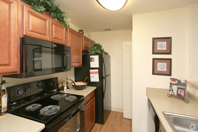 Kitchen - Chesapeake Commons Apartments