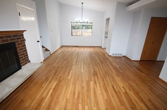 Foto del edificio - FULLY RENOVATED 3 BED, 2 BATH BELLEVUE HOM...