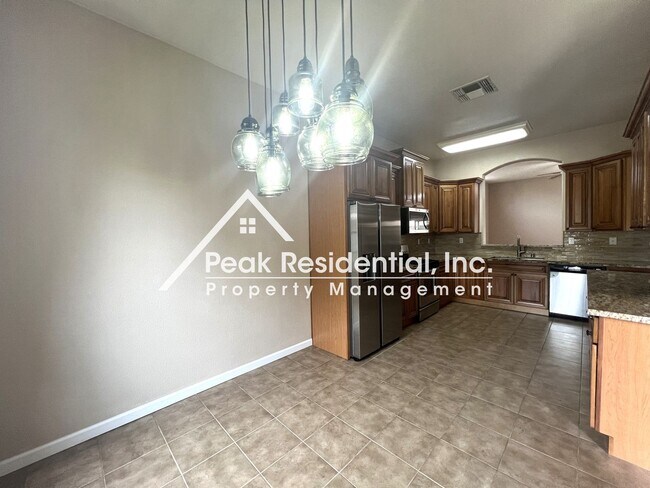 Foto del edificio - Updated 4bd/2.5ba Roseville Home with 2 Ca...