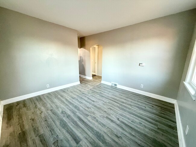 Building Photo - 400 32nd Ave