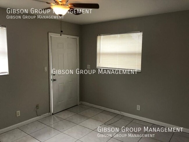 Building Photo - Efficiency in Ft Lauderdale INCLUDES ELECT...