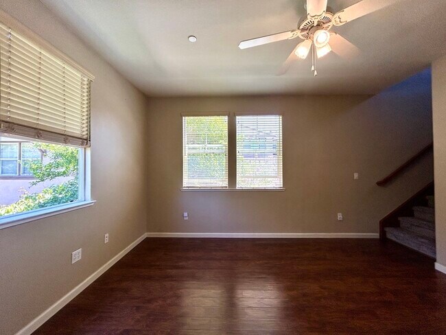 Building Photo - Beautiful 3 Bedroom Tri Level Townhome in ...