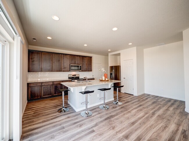 La cocina 9278 de Turlough incluye despensa y zona de descarga junto al garaje. - 9278 Turlough Hts