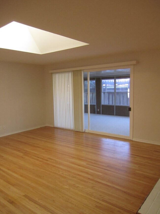 Building Photo - SPACIOUS 3BED, 2 BATH IN EXCELLENT SANTA C...