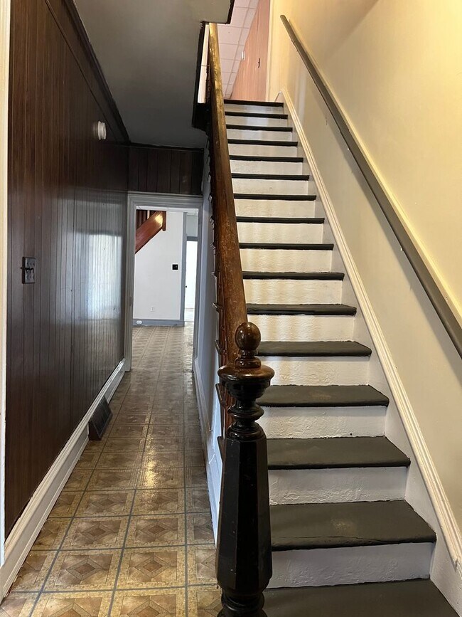 Foto del edificio - Large 4 Bedroom, 1 Bathroom in Columbia!