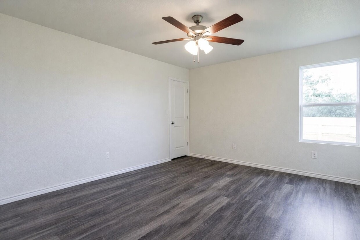 Building Photo - AVAILABLE NOW!