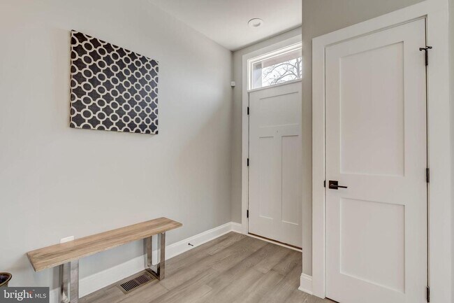Foto del edificio - Stunning End-Rowhouse 4/Bedrooms, 4.5 Bath...