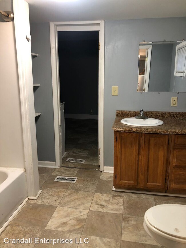 Building Photo - 3 br, 1 bath House - 204 S Elm St.