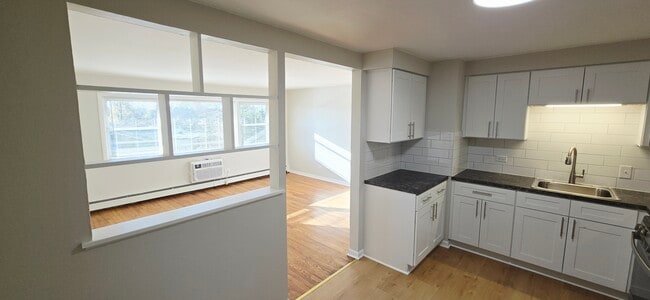 Building Photo - 11011-11013 S Lloyd Dr