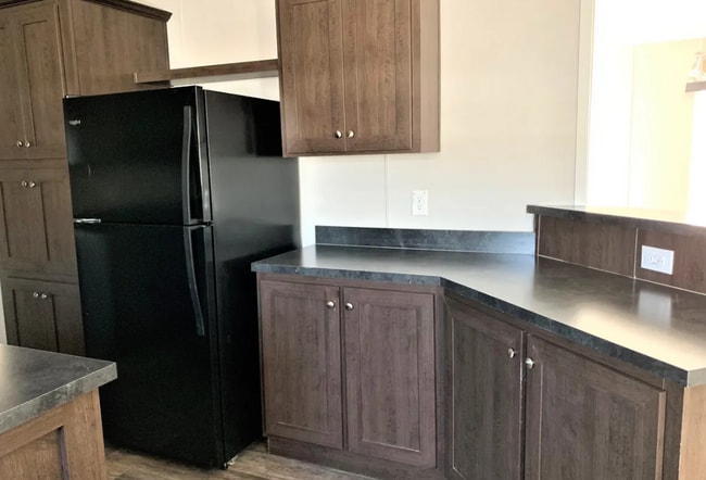 Foto del edificio - 16703 Fall River Rd