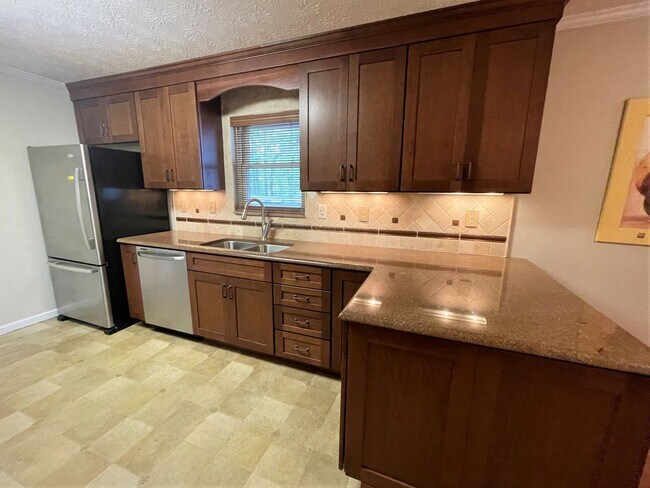 Building Photo - Spacious 3 Bedroom, 2 Bath one level home ...