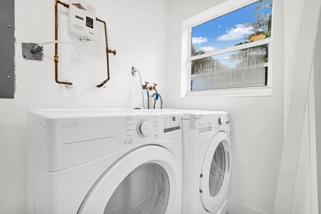 Foto del edificio - 341 NW 43rd St