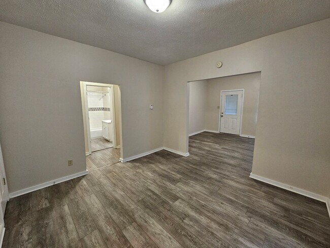 Building Photo - Clean 2 bedroom, 1 bath.