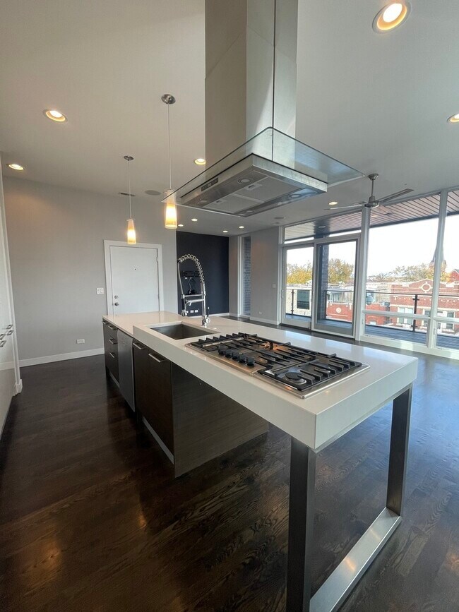 Foto del edificio - 2547 W Augusta Blvd