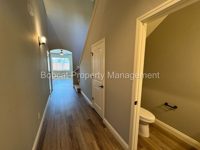 Building Photo - Nice Townhome located near Mills Park and ...