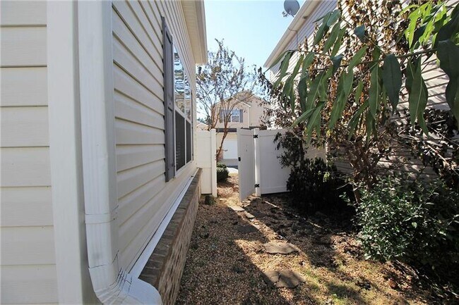 Building Photo - 243 Hiawassee Dr