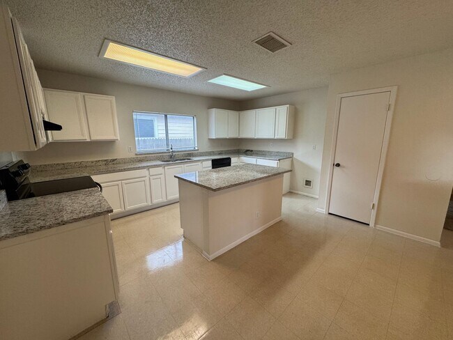 Building Photo - Spacious 3-Bedroom Home Near Randolph AFB ...