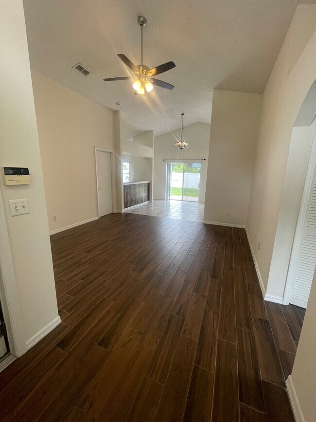 Foto del edificio - 4 Bedroom, 2 Bathroom Home in St. Cloud - Spacious 1612 Sq Ft