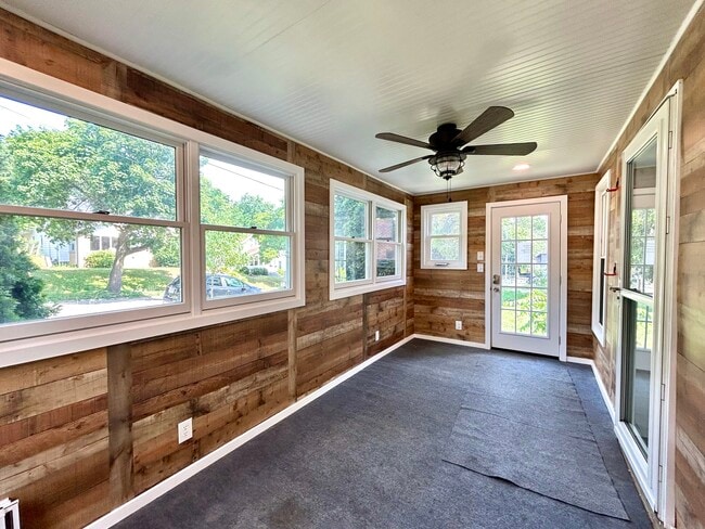 Terraza acristalada/porche delantero - 727 Emerald Ave NE