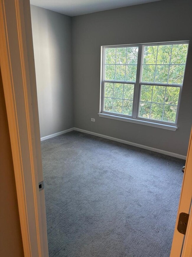 Building Photo - 3243 Stratford Ct