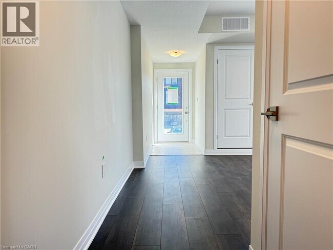 Photo du bâtiment - 32 Urbane Blvd