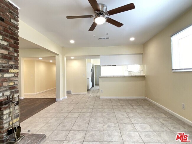 Foto del edificio - 9731 Rhea Ave