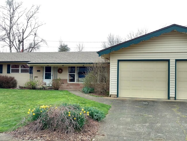 Building Photo - Spacious 3BD/2BA home located in NE Salem