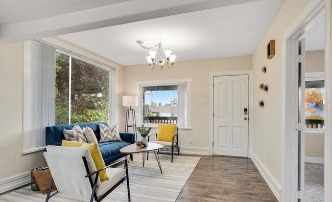 Building Photo - Welcome Home 3 bd 2 ba Home with Huge Yard...