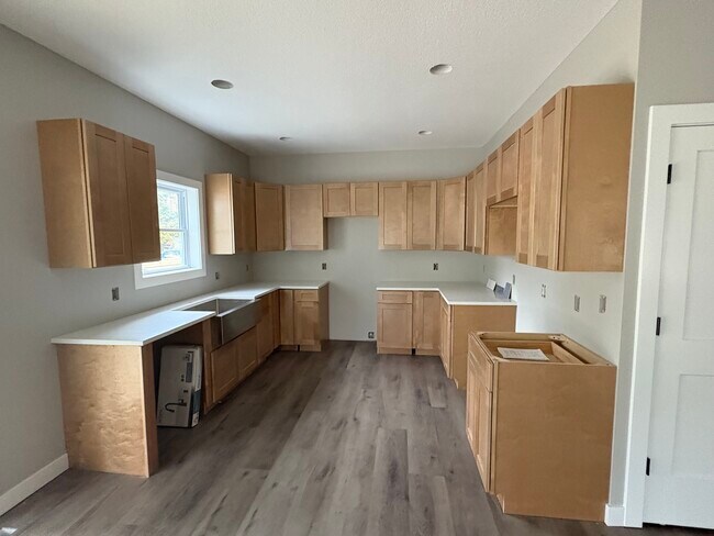 Building Photo - 405 Main St