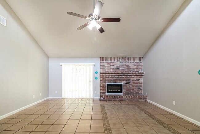 Foto del edificio - 6210 Roseridge Ln