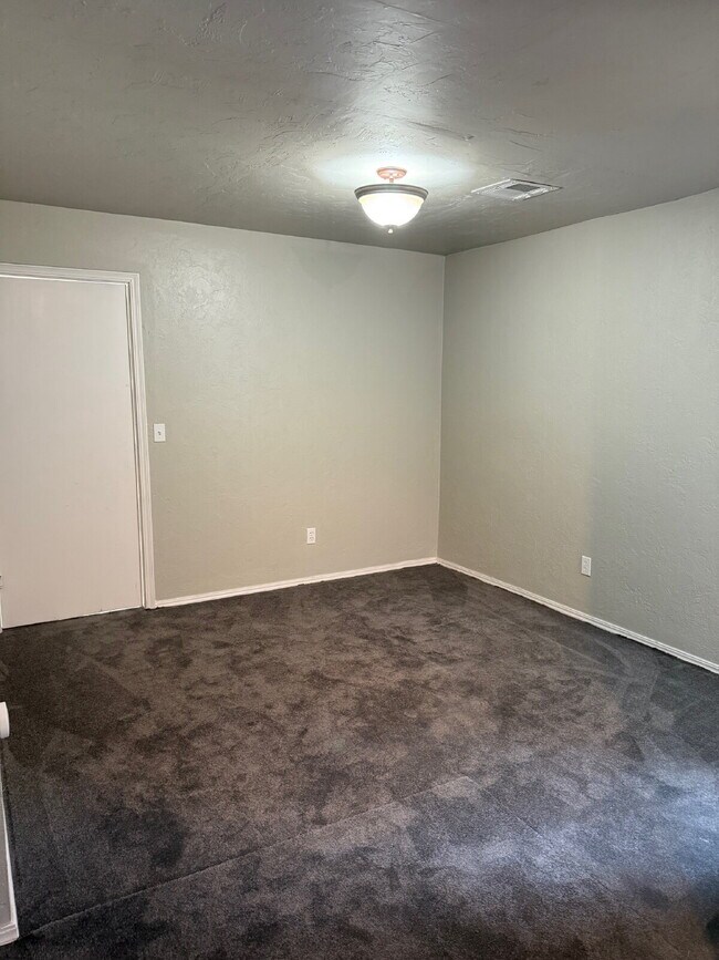 Building Photo - Spacious 4-Bedroom Yukon Home Full of Char...
