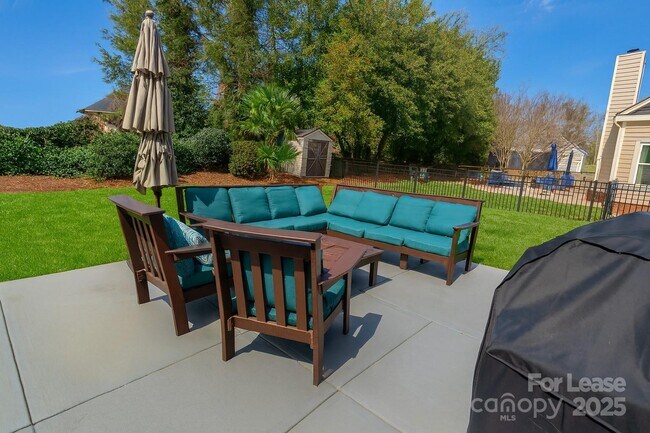 Foto del edificio - 131 Ashford Hollow Ln