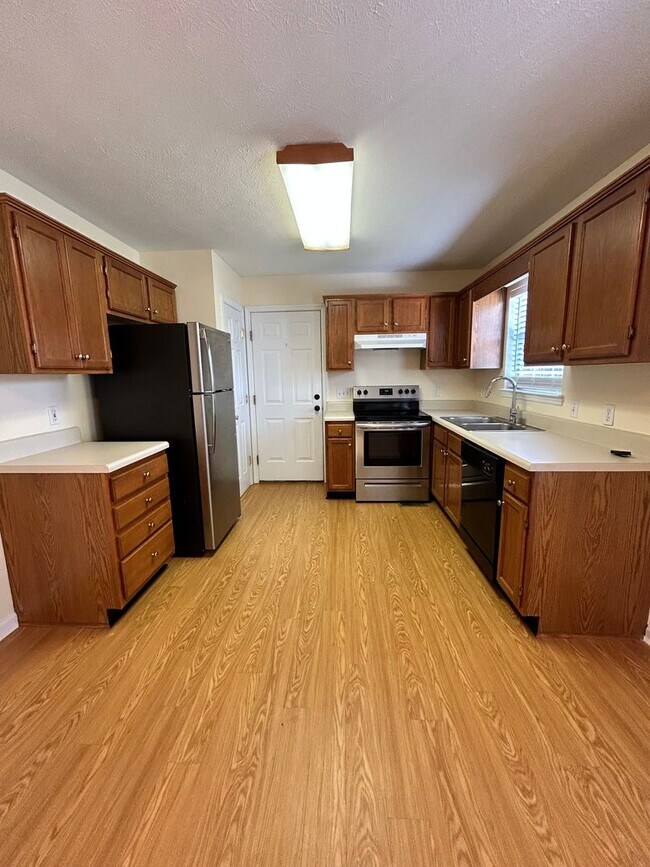 Foto del edificio - Charming 3 Bed, 2 Bath, Oversize Garage, S...