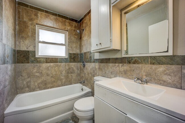 Foto del edificio - Freshly Updated 2 Bedroom House